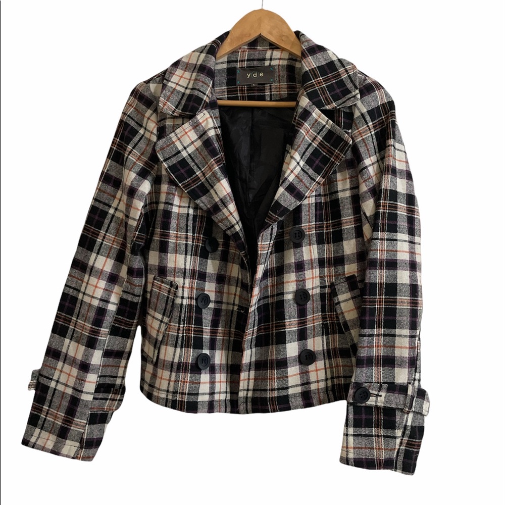 🤩 Adorable little plaid jacket with pockets.